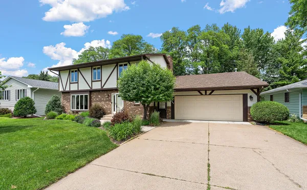 $600,000 | 1265 Belmont Lane West, Roseville, MN 55113