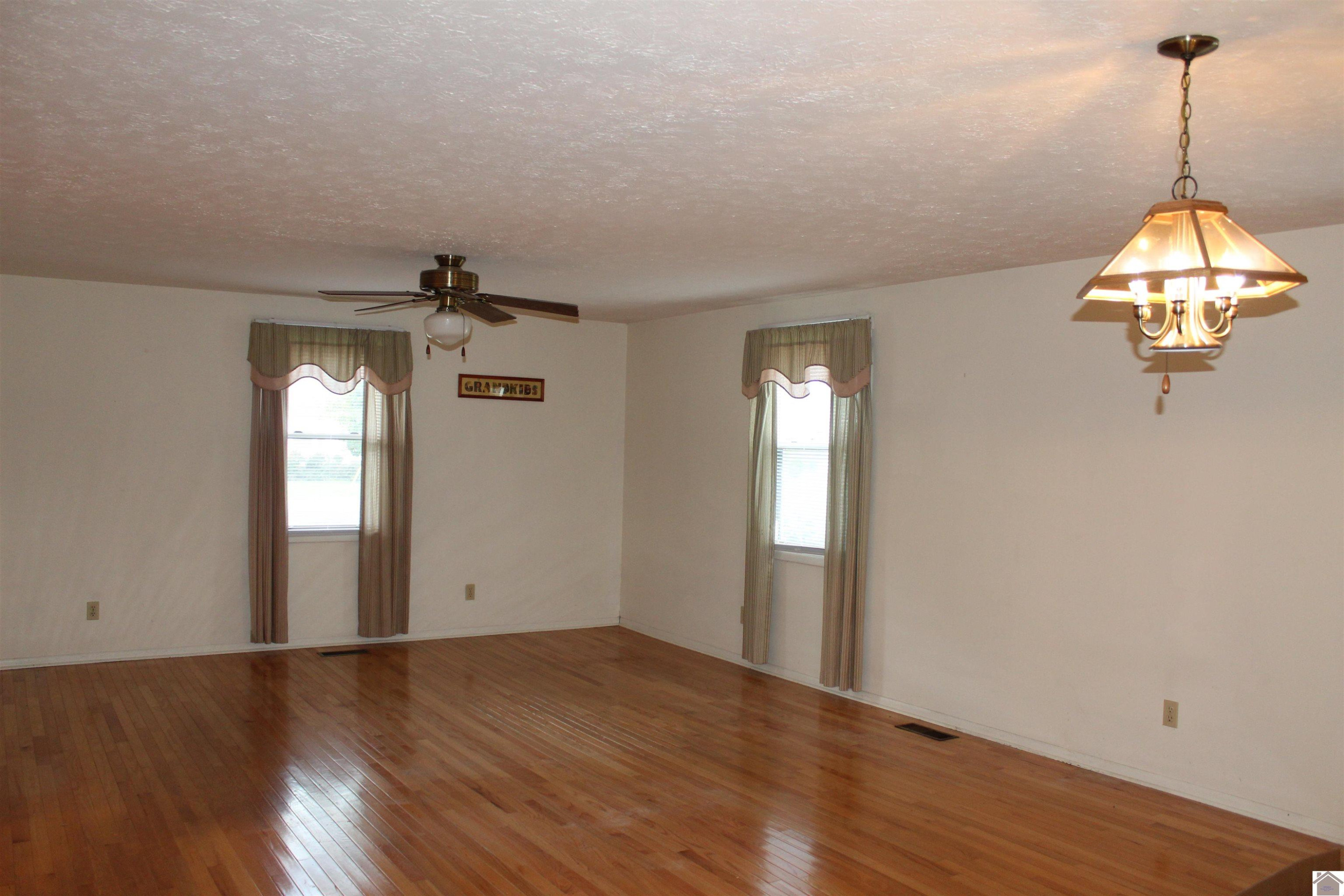 2915 Mayfield Road Paducah, KY 42003 - Photo 12 of 39 Living Room