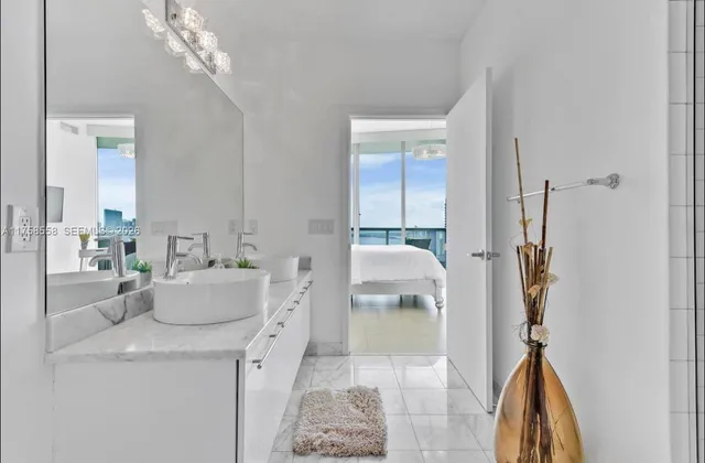 $5,999 | 888 Biscayne Boulevard, Unit 4701, Miami, FL 33132