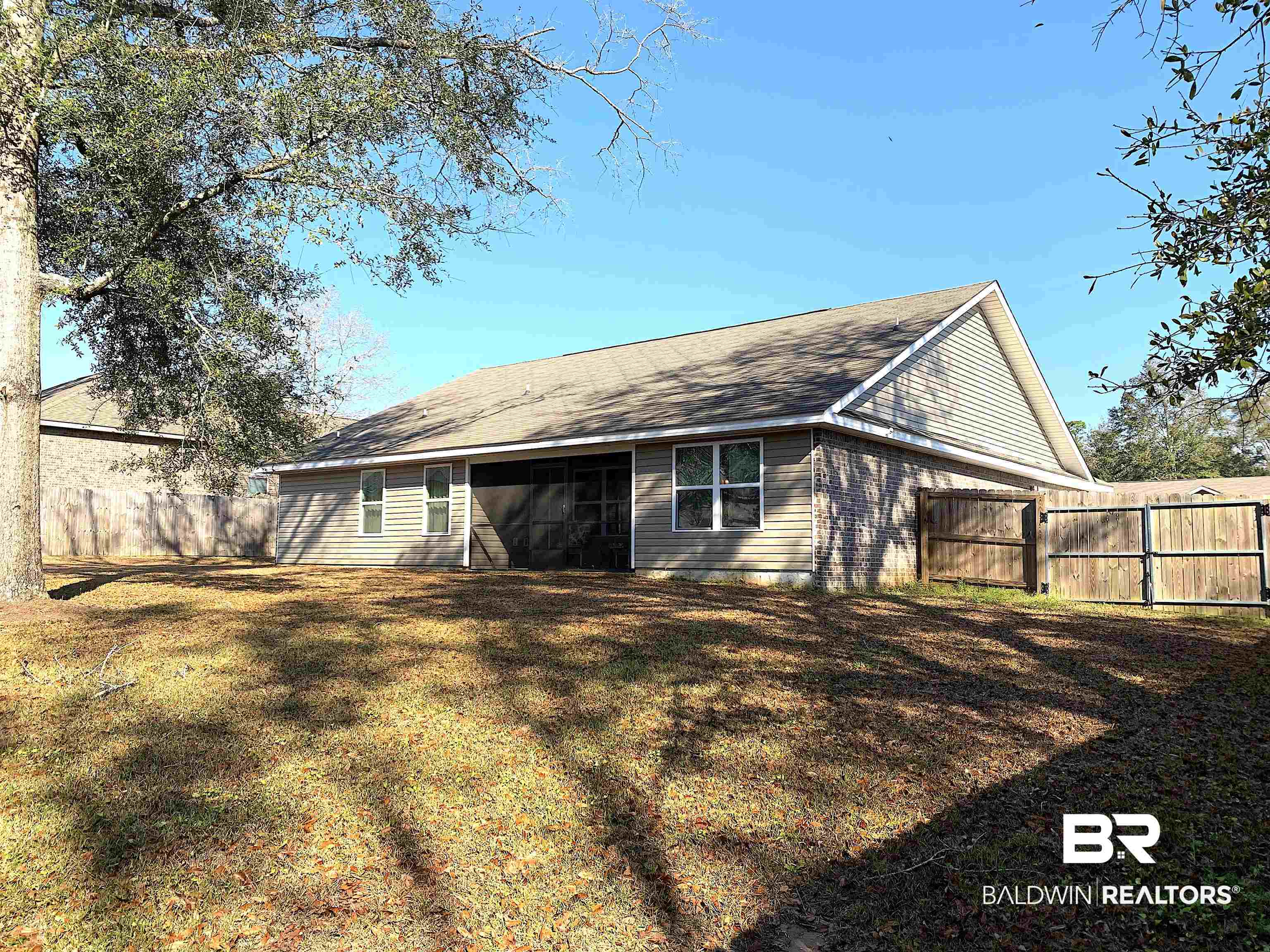 12092 Chaucer Avenue Daphne, AL 36526 - Photo 4 of 27 Backyard from Right