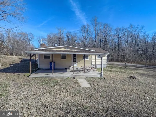 a view of a house with backyard