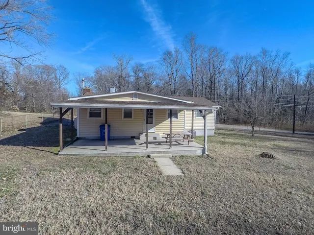 a view of a house with backyard