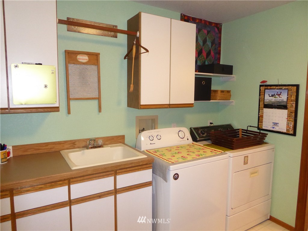 9527 Gastaeson Lane Southwest Rochester, WA 98579 - Photo 19 of 40 a utility room with dryer and washer