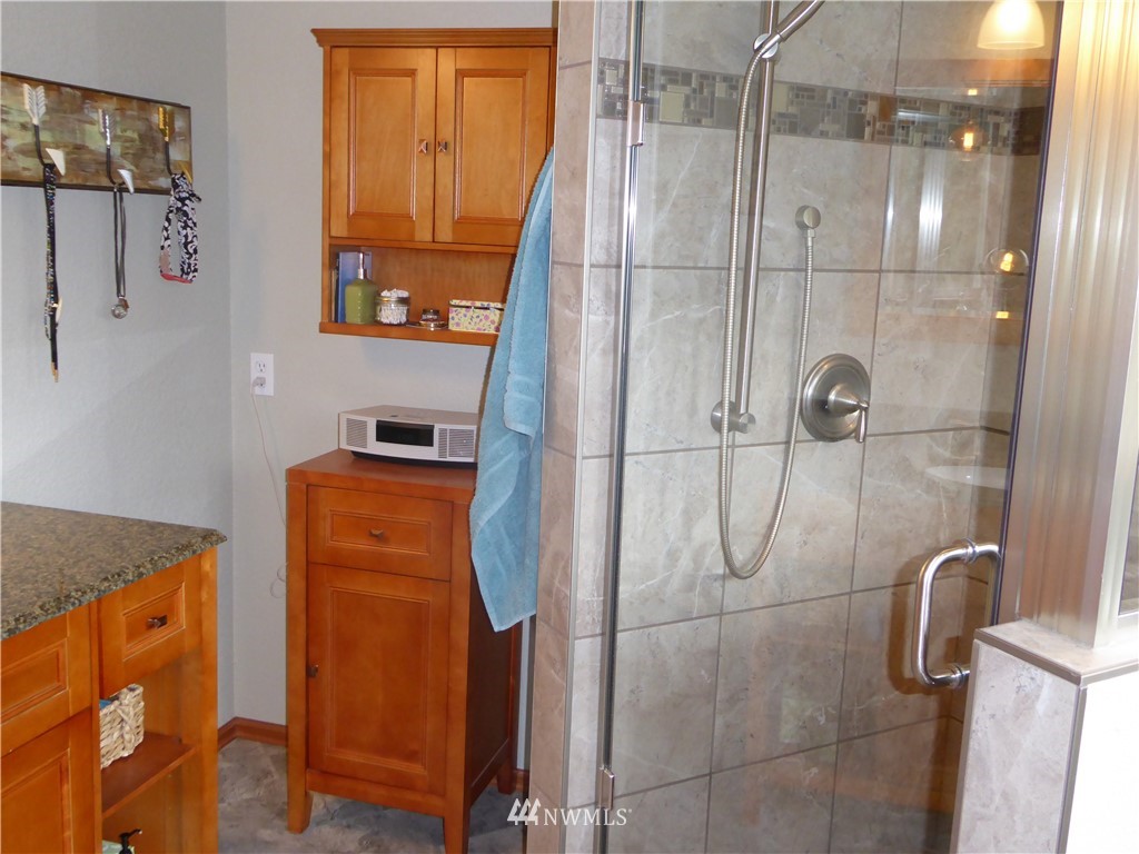 9527 Gastaeson Lane Southwest Rochester, WA 98579 - Photo 24 of 40 a bathroom with a shower