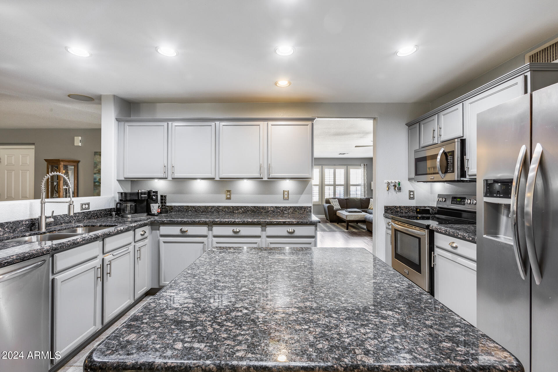 8217 West Hatcher Road Peoria, AZ 85345 - Photo 3 of 51