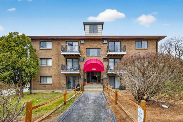 $205,000 | 128 Mammoth Road, Unit 122, Hooksett, NH 03106