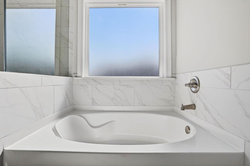 152 Classic Overlook Homer, GA 30547 - Photo 22 of 36 a bathroom with a bathtub