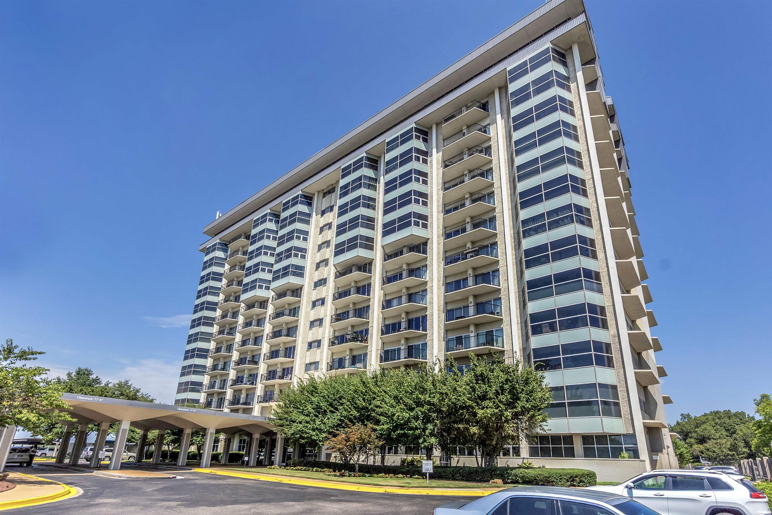 655 Riverside Drive, Unit 206 Memphis, TN 38103 - Photo 4 of 28 a front view of a building