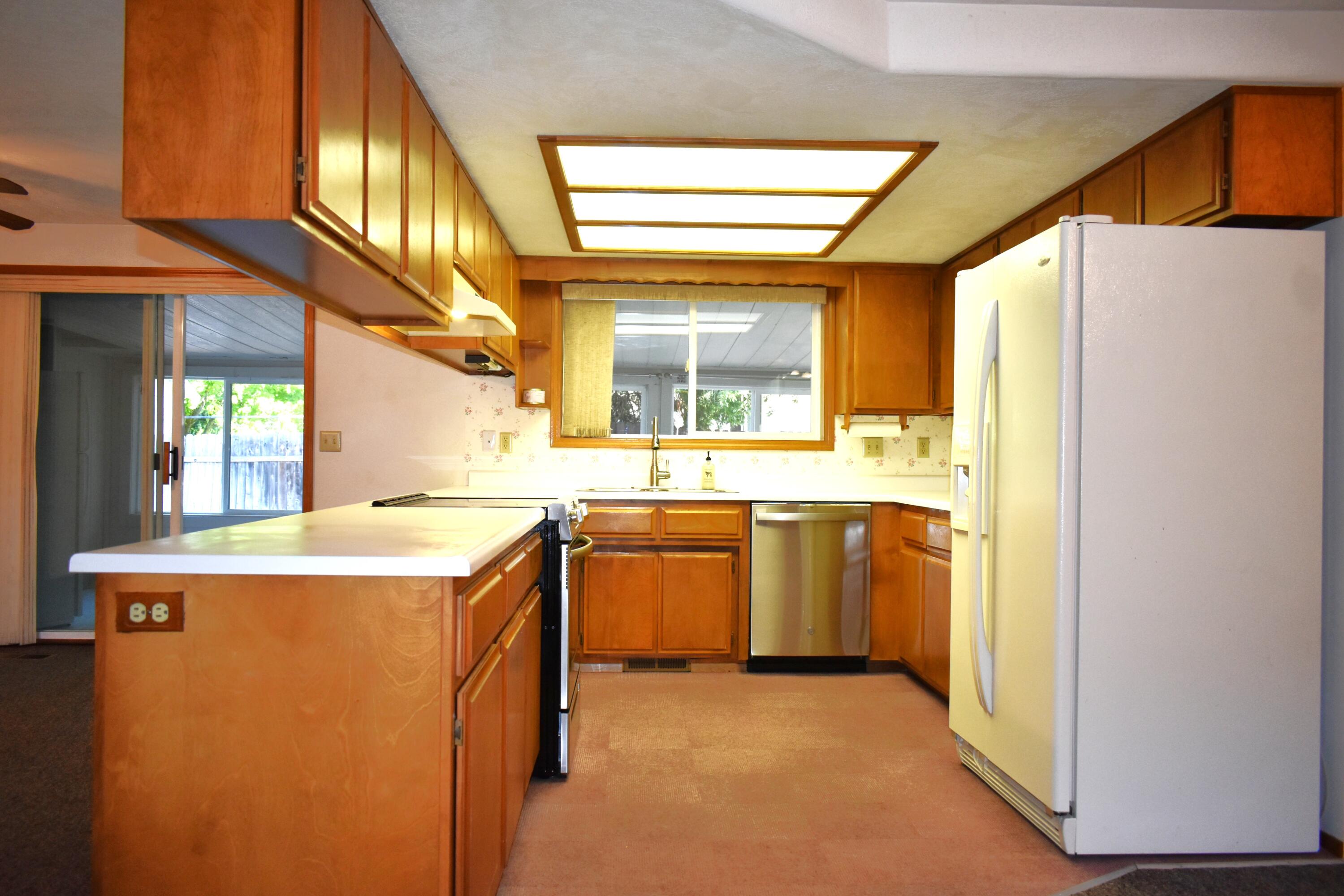 3234 Springbrook Road Medford, OR 97504 - Photo 3 of 31 KITCHEN