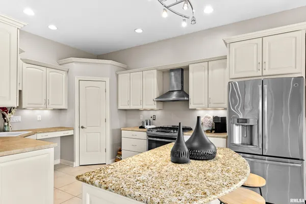 $415,000 | 5606 West Grande Circle, Peoria, IL 61615