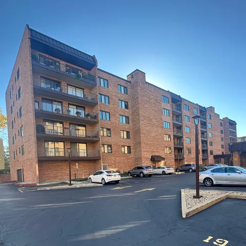 $342,500 | 905 Center Street, Unit 208, Des Plaines, IL 60016