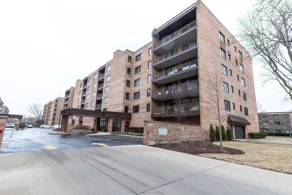 $329,500 | 905 Center Street, Unit 208, Des Plaines, IL 60016