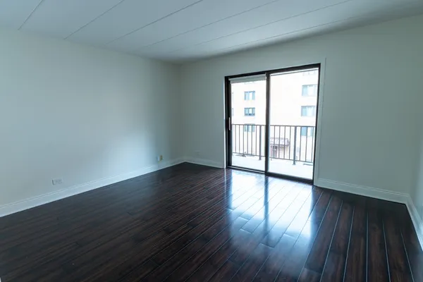 $319,900 | 905 Center Street, Unit 208, Des Plaines, IL 60016