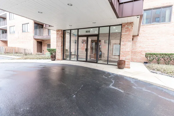 $319,900 | 905 Center Street, Unit 208, Des Plaines, IL 60016