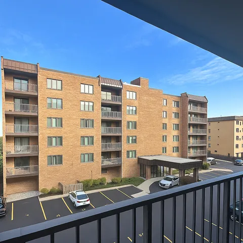 $342,500 | 905 Center Street, Unit 208, Des Plaines, IL 60016