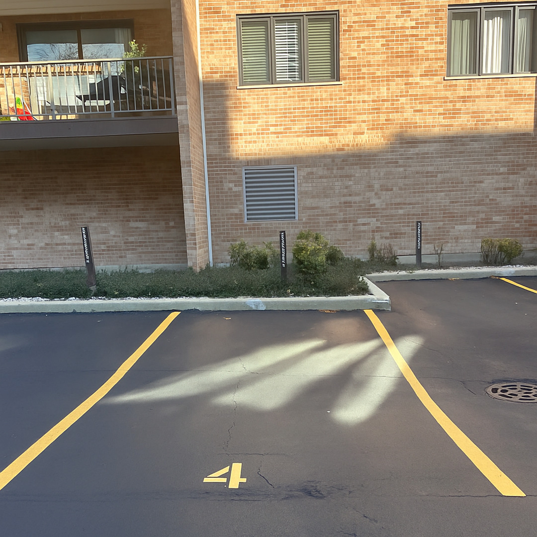 905 Center Street, Unit 208 Des Plaines, IL 60016 - Photo 23 of 24 a view of outdoor space and swimming pool