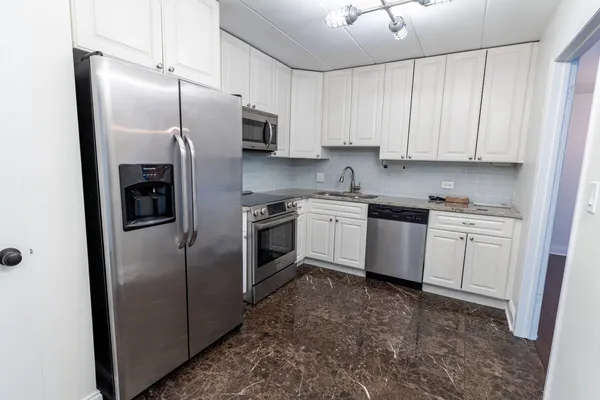 $319,900 | 905 Center Street, Unit 208, Des Plaines, IL 60016