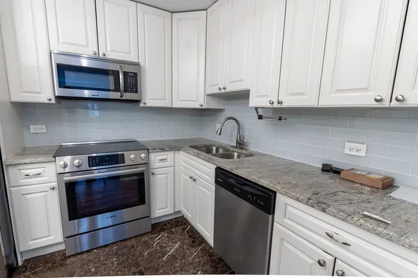 $319,900 | 905 Center Street, Unit 208, Des Plaines, IL 60016