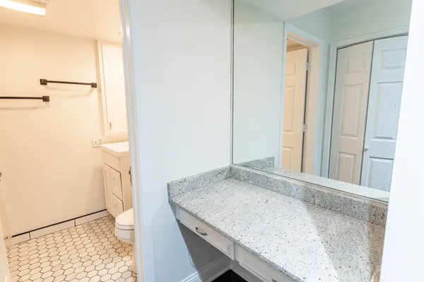 $319,900 | 905 Center Street, Unit 208, Des Plaines, IL 60016