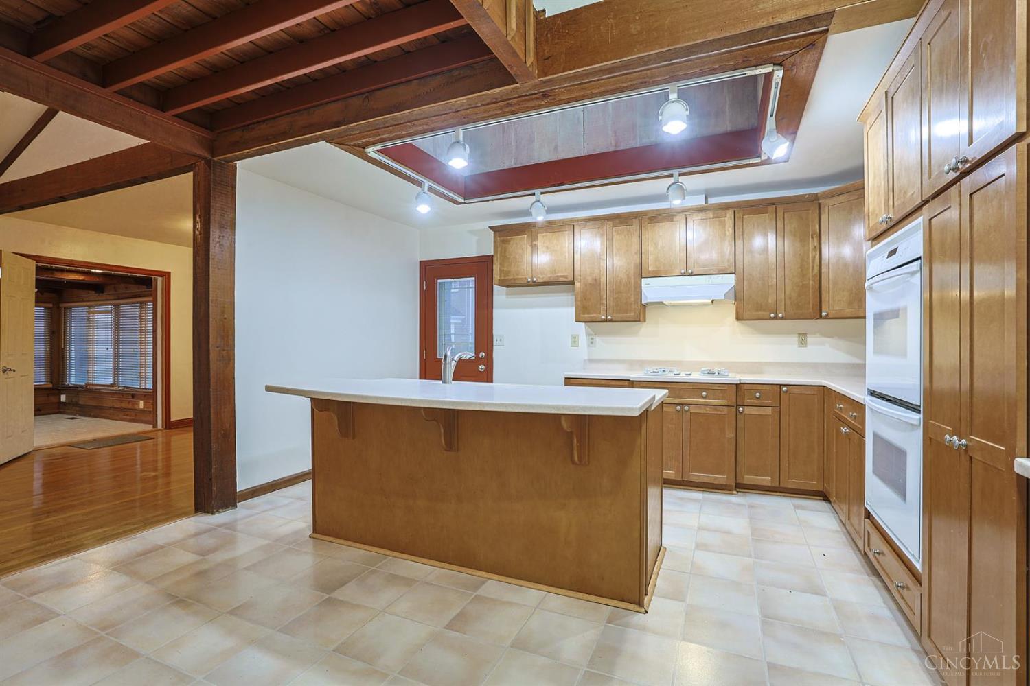 8877 Wuest Road Cincinnati, OH 45251 - Photo 12 of 64
