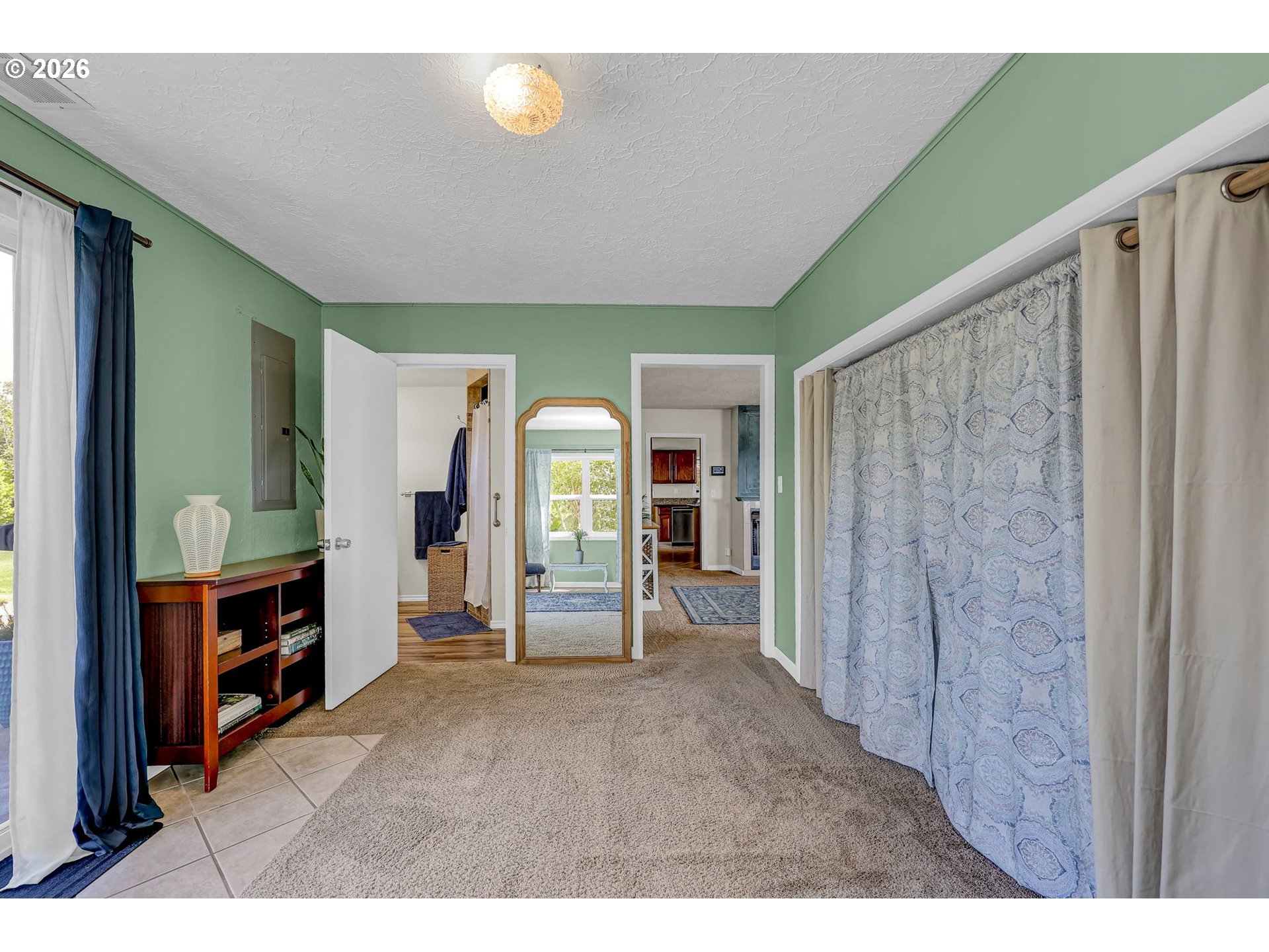 90440 Goodman Road Junction City, OR 97448 - Photo 14 of 48 a big room with closet and mirror