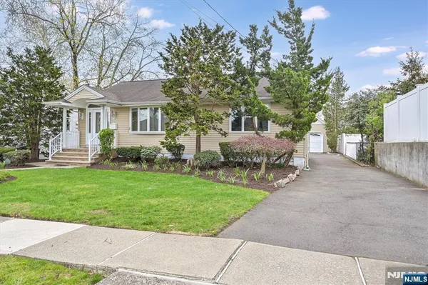 $725,000 | 520 Hamilton Avenue, Hasbrouck Heights, NJ 07604