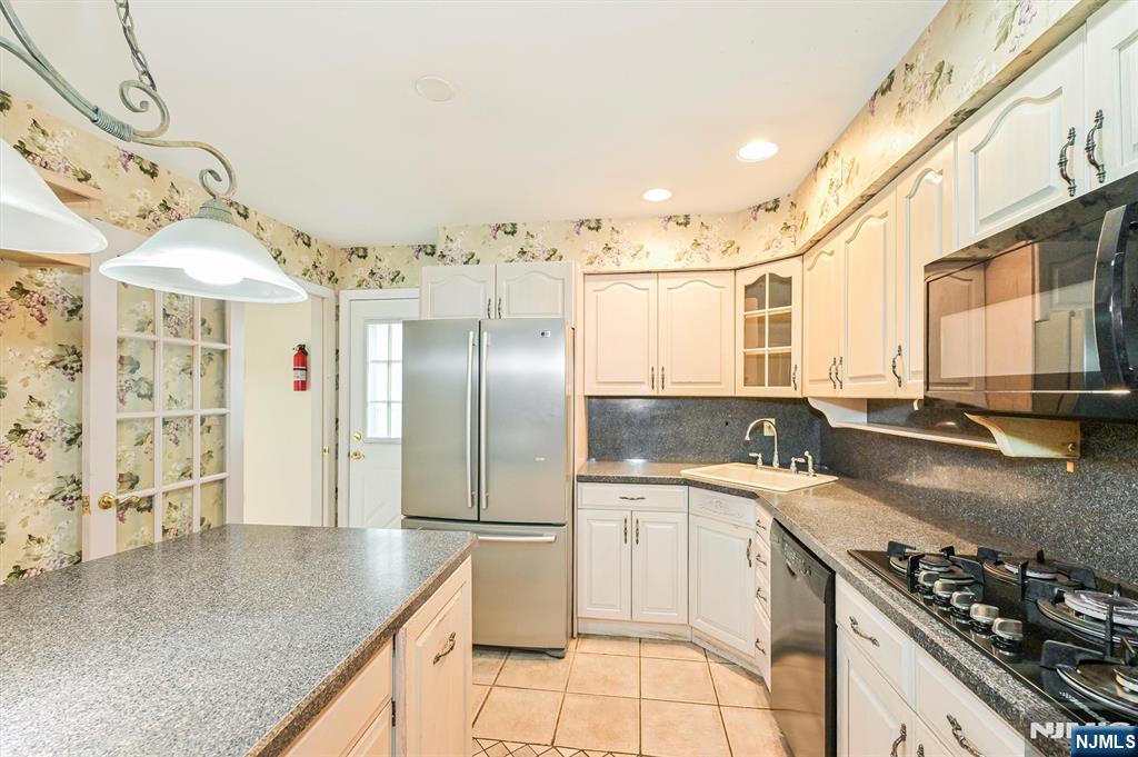 520 Hamilton Avenue Hasbrouck Heights, NJ 07604 - Photo 11 of 42