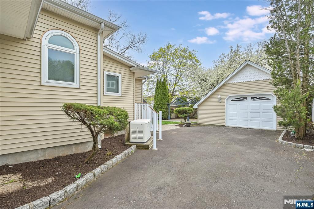 520 Hamilton Avenue Hasbrouck Heights, NJ 07604 - Photo 2 of 42