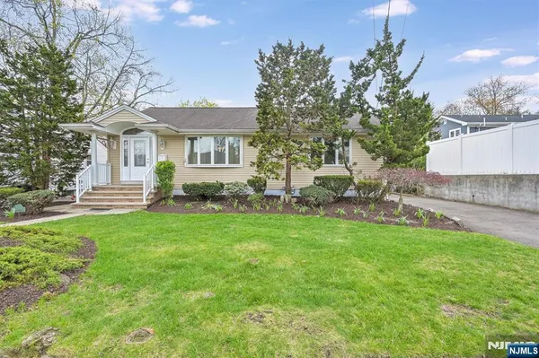 $725,000 | 520 Hamilton Avenue, Hasbrouck Heights, NJ 07604