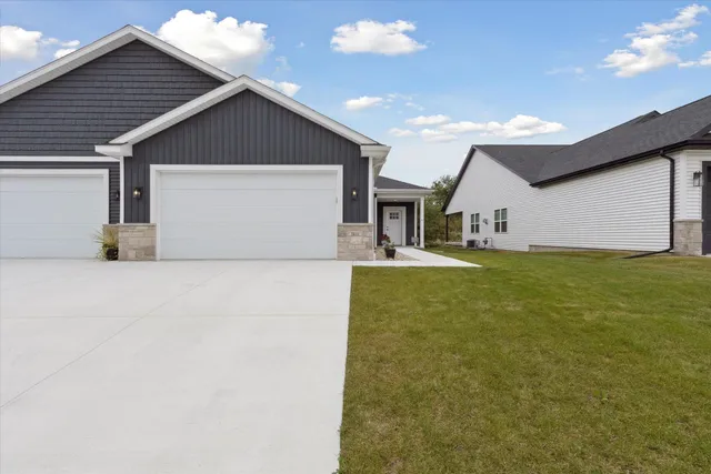 $379,900 | 3811 Tanglewood Place, Janesville, WI 53546