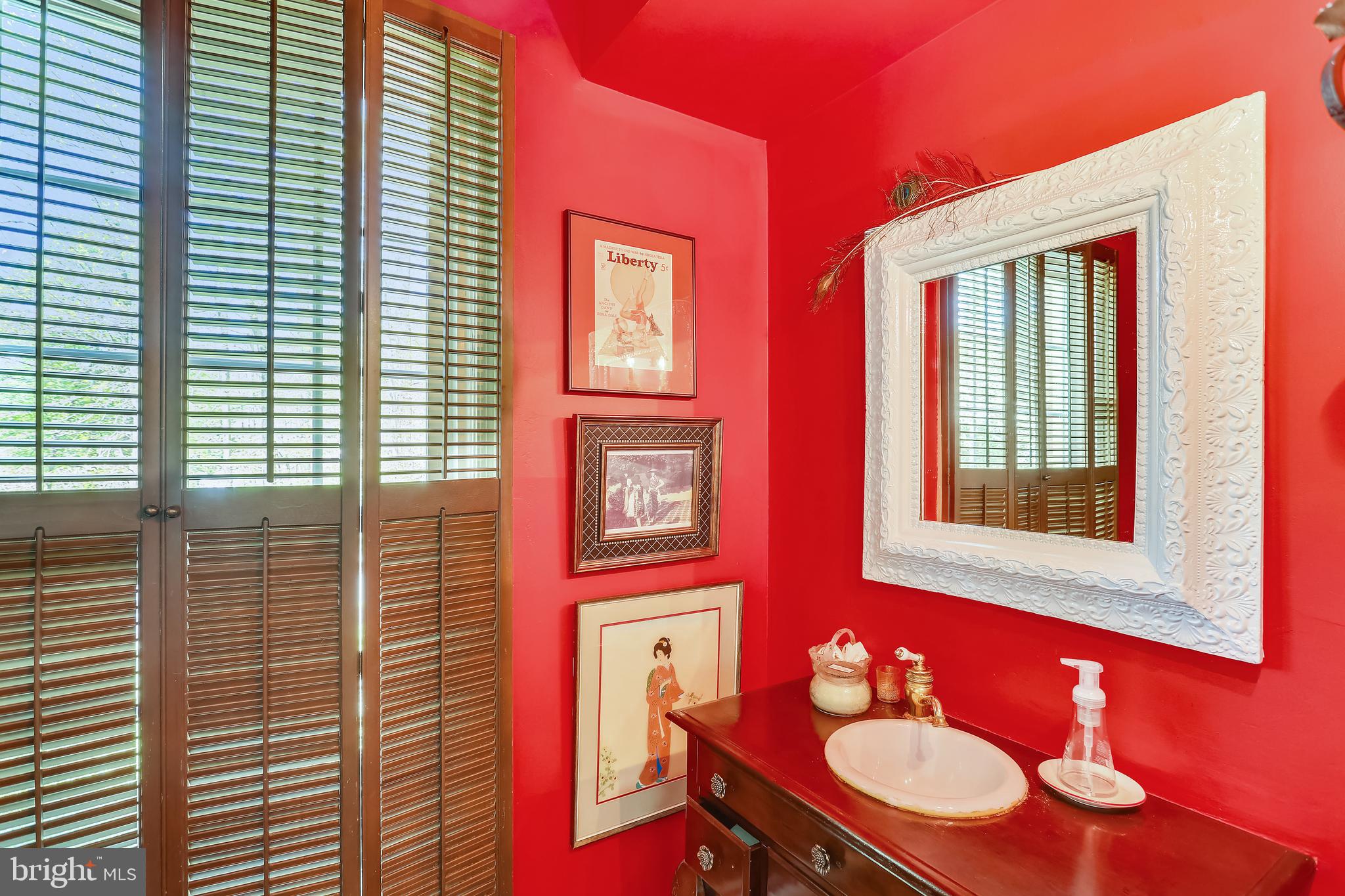 10104 Logan Drive Potomac, MD 20854 - Photo 4 of 59 Main Level powder room