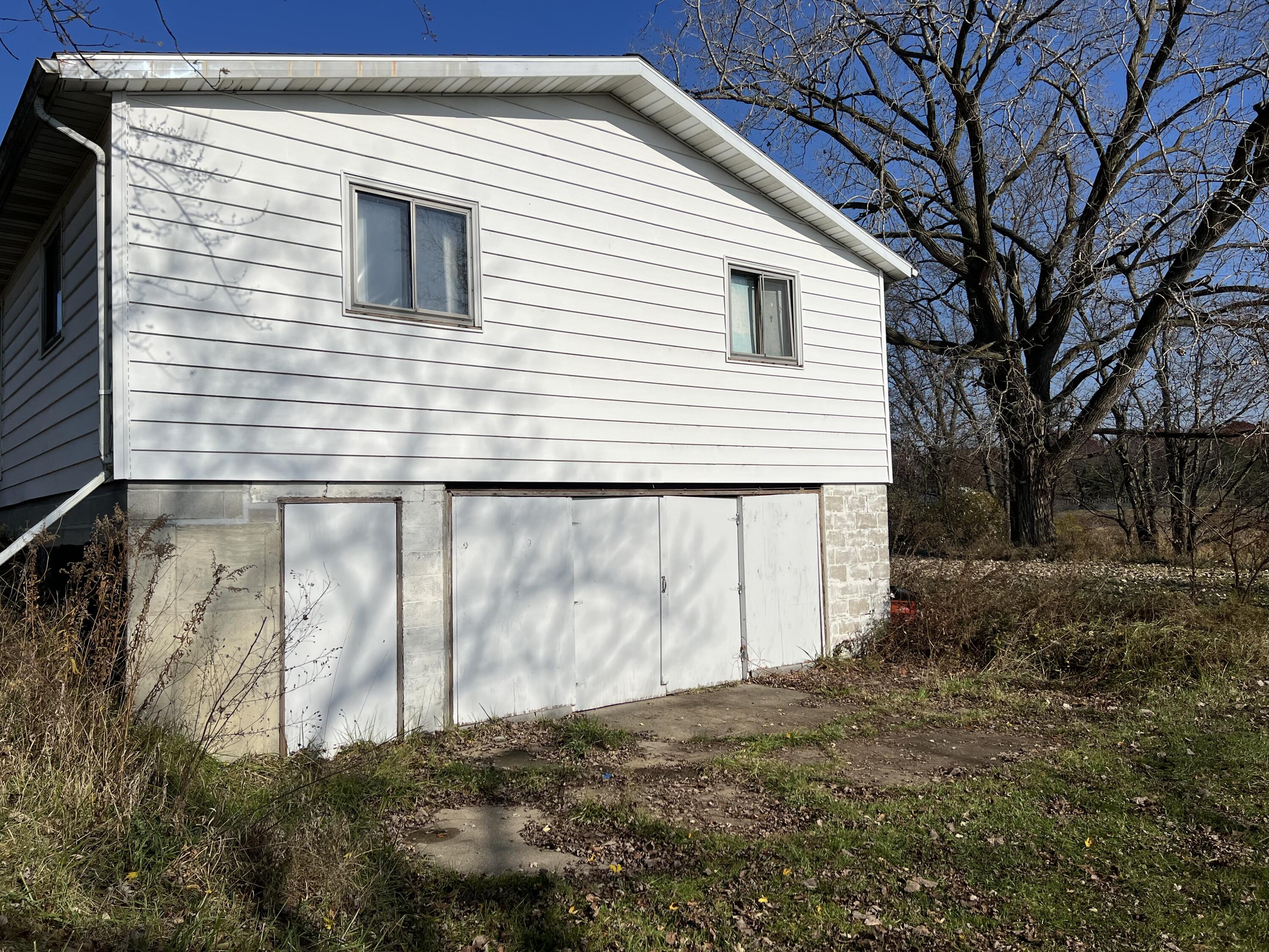 21000 Junction Road Bellevue, MI 49021 - Photo 6 of 14 Drive in gargage area
