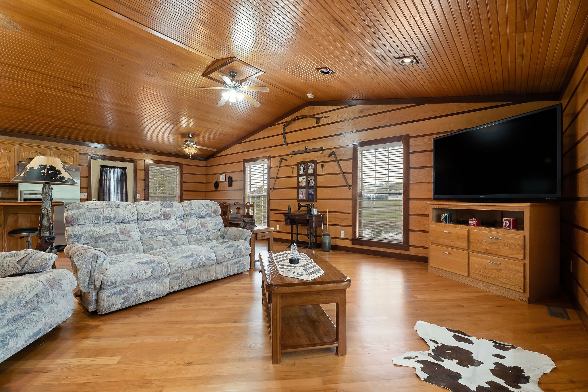 1195 Highland Avenue Baxter, TN 38544 - Photo 10 of 33 a living room with furniture and a flat screen tv