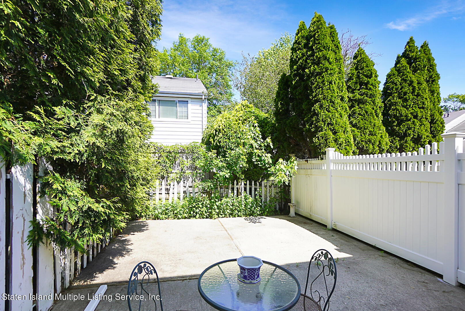 96 Hampton Green Staten Island, NY 10312 - Photo 21 of 24 a backyard of a house with table and chairs