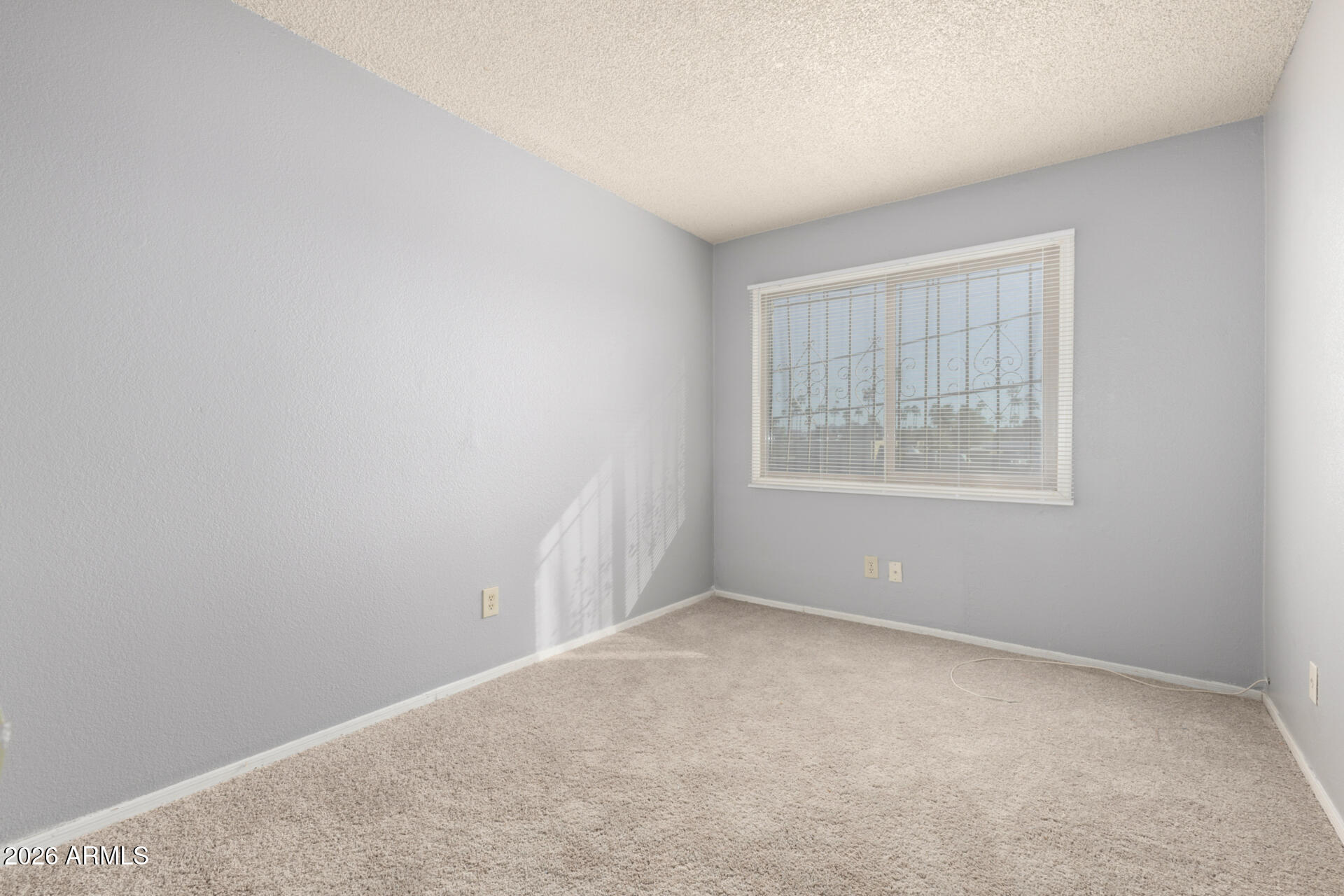 3936 West Camelback Road Phoenix, AZ 85019 - Photo 17 of 19 an empty room with a window