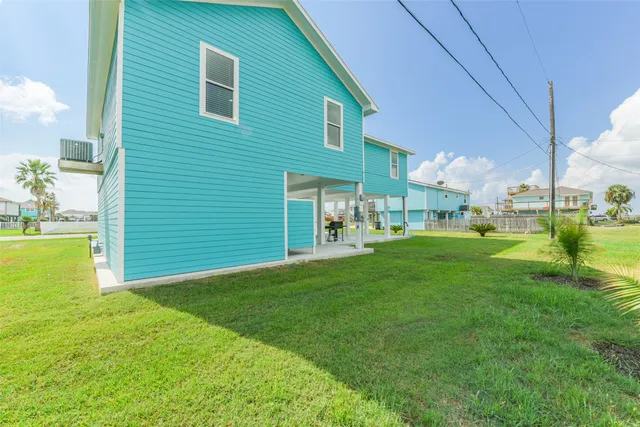 a view of a house with a backyard