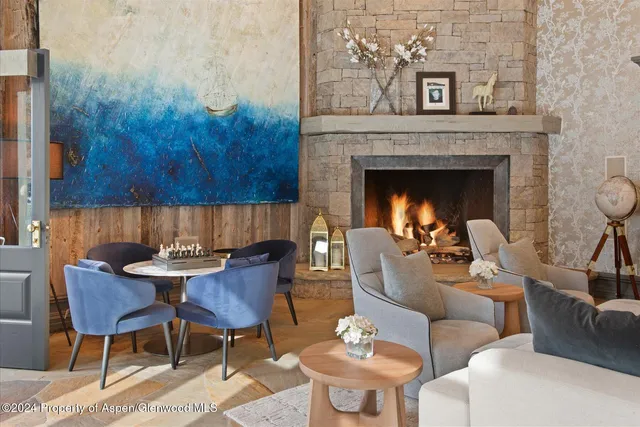 a view of entryway livingroom and hall