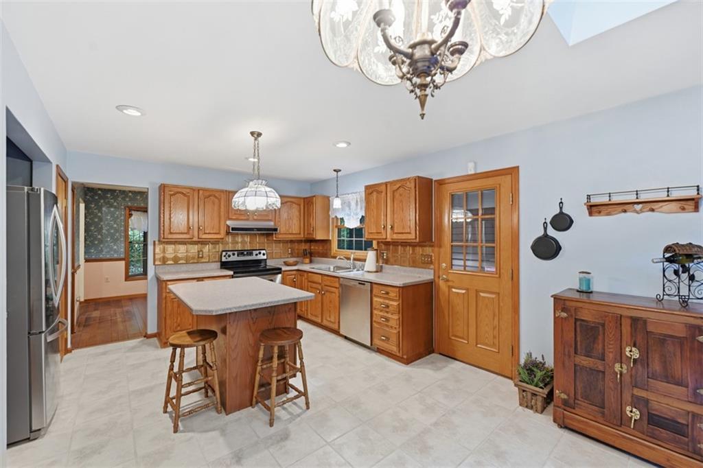 137 Spring Valley Road Valencia, PA 16059 - Photo 3 of 48