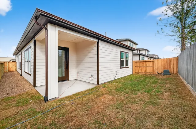 a view of a house with backyard and backyard