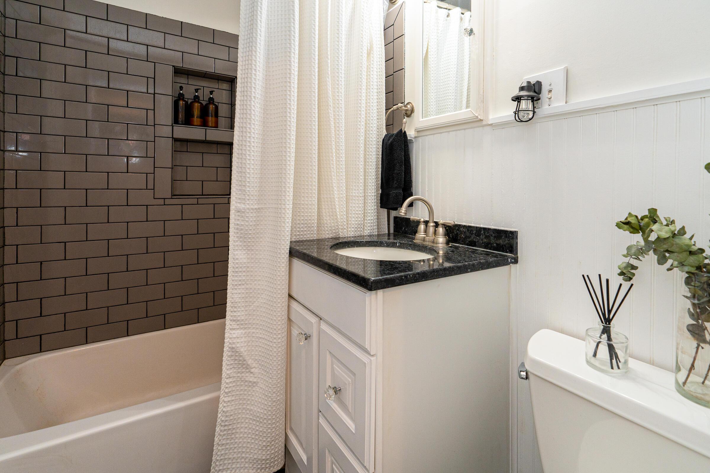 2272 Bristol Road Columbus, OH 43221 - Photo 21 of 38 Updated full bath offers timeless design and function.
