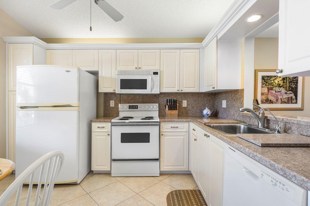 8090 Whispering Palm Drive, Unit A Boca Raton, FL 33496 - Photo 5 of 33 KITCHEN