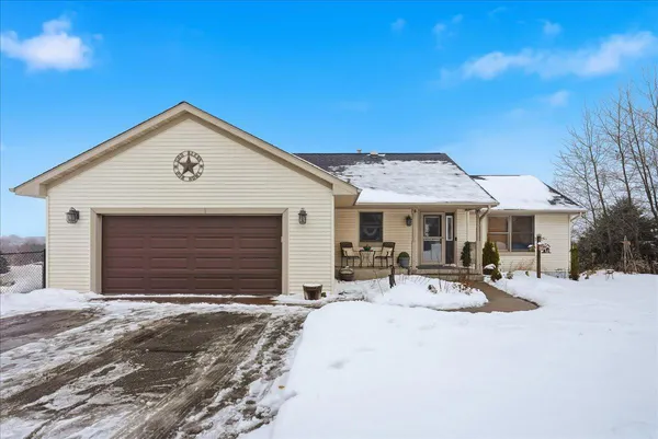 $450,000 | 1533 Hallewood Boulevard, New Richmond, WI 54017
