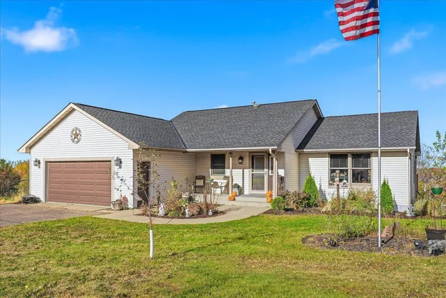 $450,000 | 1533 Hallewood Boulevard, New Richmond, WI 54017