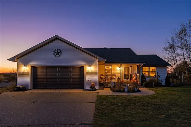 $450,000 | 1533 Hallewood Boulevard, New Richmond, WI 54017