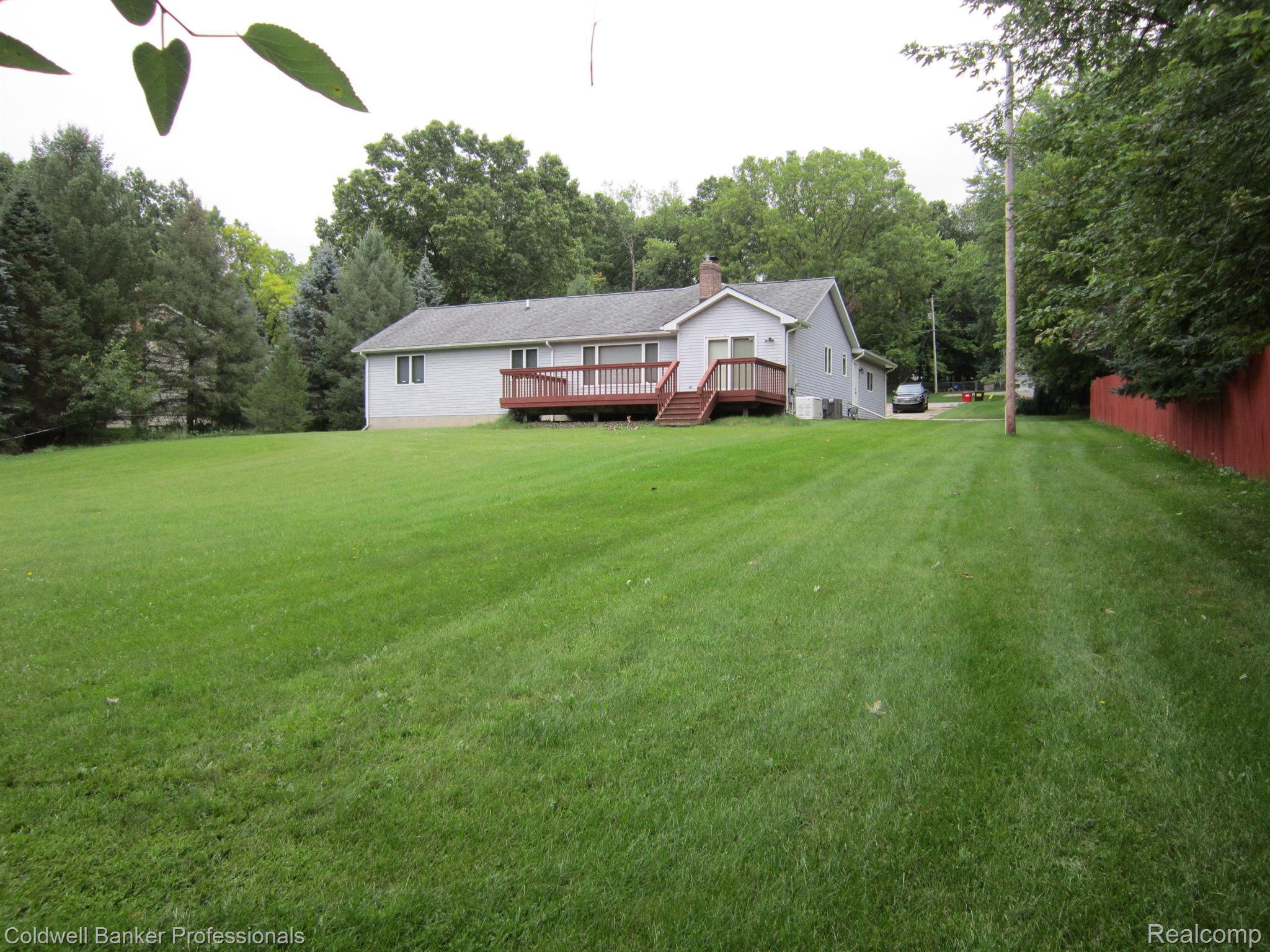 12281 White Lake Road Fenton, MI 48430 - Photo 3 of 35 Big backyard!