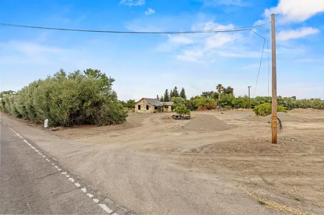 a view of a tennis court