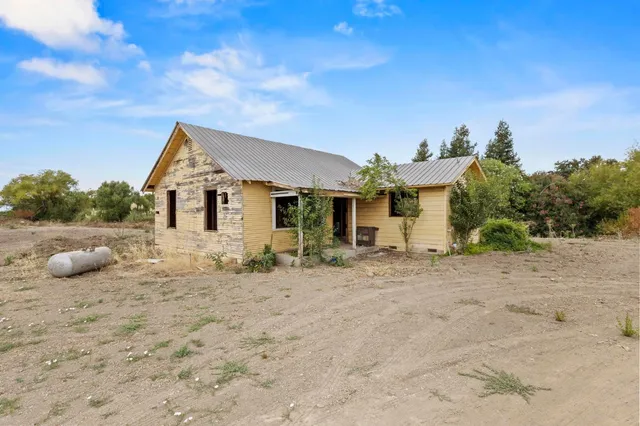 a house view with a outdoor space
