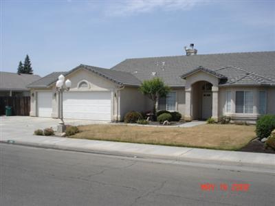 196 West Carob Avenue Reedley, CA 93654 - Photo 2 of 5 Gallery Image 2