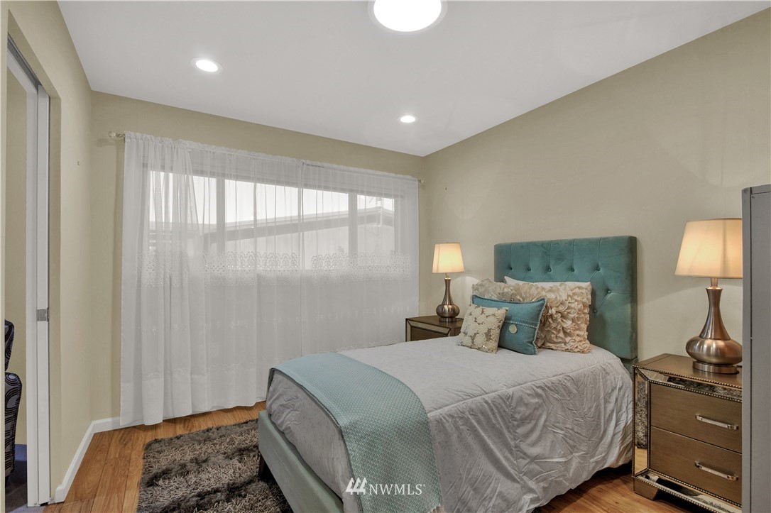 7002 Soundview Drive Gig Harbor, WA 98335 - Photo 21 of 33 a bedroom with a bed and a lamp
