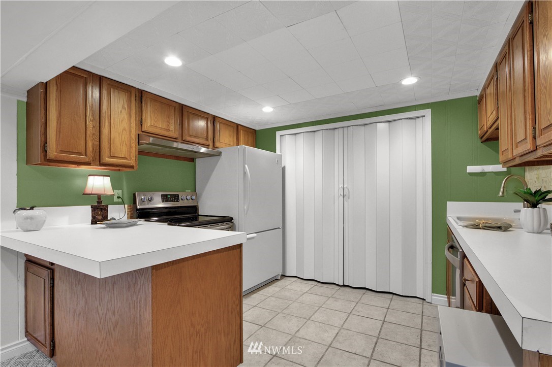 7002 Soundview Drive Gig Harbor, WA 98335 - Photo 25 of 33 a kitchen with a sink a refrigerator and a stove top oven